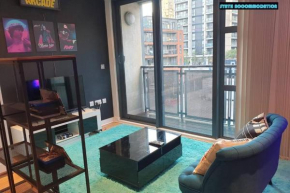 80s RETRO 1Bed Studio Serviced Apartment Canary Wharf Perfect For Solo & Couple Travellers